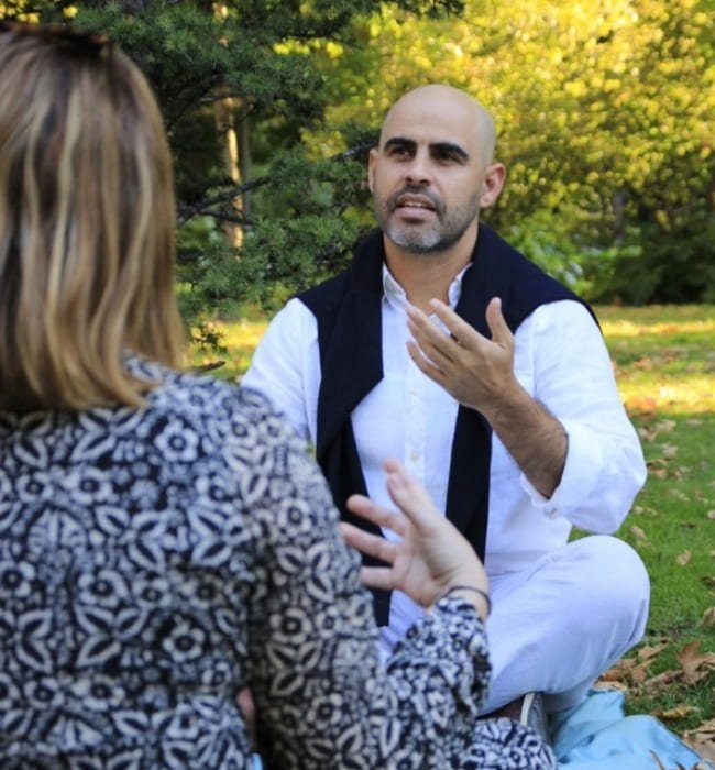 Sesión en vivo de coaching con un cliente en el Parque del Retiro